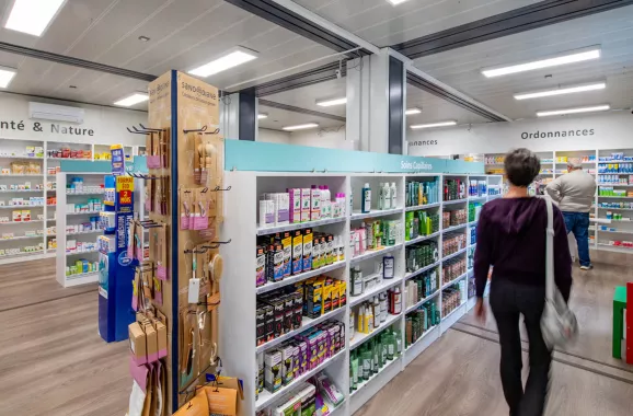 Rayonnages et allées de la pharmacie modulaire ALGECO® dans le quartier Canopia à Bordeaux avec patientèle