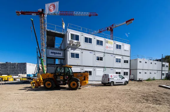 Base vie modulaire ALGECO® R+5 sur le chantier Canopia à Bordeaux avec engins de construction