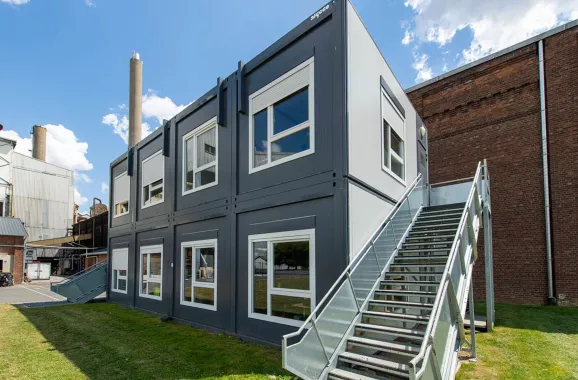 Bâtiment modulaire ALGECO® à deux niveaux avec escalier extérieur sur le site industriel Tereos