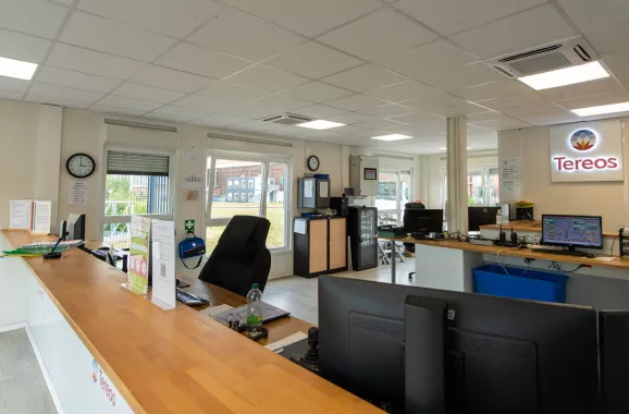 Bureau d’accueil modulaire ALGECO® du poste de garde Tereos avec comptoir en bois et postes informatiques