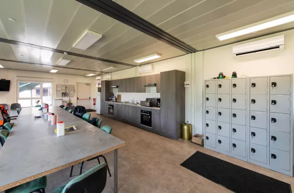 Salle de pause modulaire ALGECO® du bâtiment Tereos avec cuisine aménagée et casiers individuels