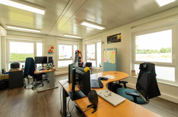 Bureau modulaire ALGECO® lumineux avec plusieurs postes de travail et grandes fenêtres