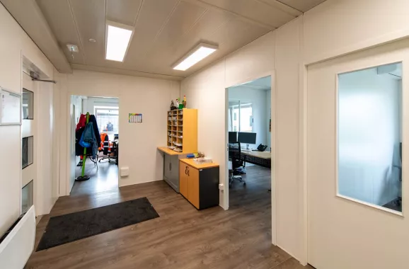 Hall d’entrée du bâtiment modulaire ALGECO® de bureaux avec accès aux différentes pièces