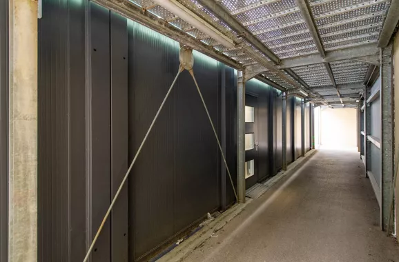 Passage couvert entre le bâtiment modulaire ALGECO® et l’usine de Trinoval