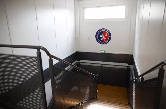 Cage d’escalier intérieure du bâtiment modulaire ALGECO® de la police municipale de Dugny