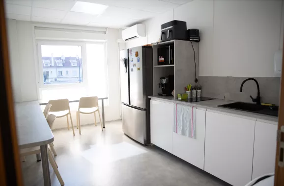 Espace cuisine et repas dans un bâtiment modulaire ALGECO® de la police municipale de Dugny