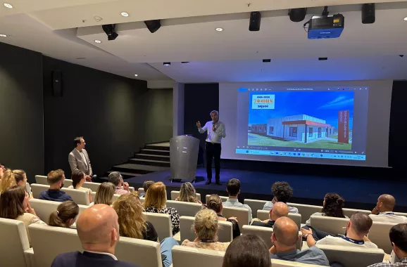 Présentation ALGECO® devant un public lors d’une conférence professionnelle en amphithéâtre
