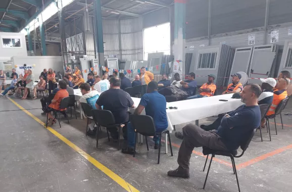 Réunion de collaborateurs ALGECO® dans un atelier industriel lors d’un temps d’échange collectif