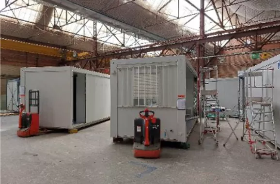 Modules ALGECO® en cours d’assemblage dans un atelier industriel