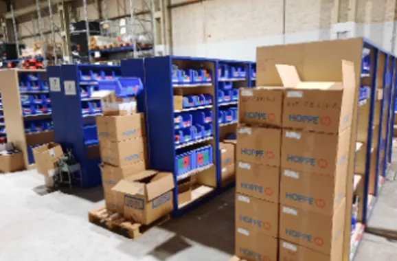 Zone de stockage de matériel et cartons sur palettes dans un entrepôt industriel ALGECO®