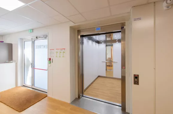Ascenseur intérieur du centre formation modulaire ALGECO® du CHU Clermont Ferrand accès PMR