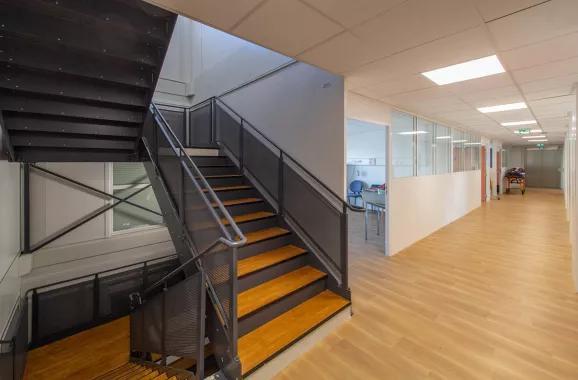 Escalier intérieur du centre de formation modulaire ALGECO® du CHU Clermont Ferrand