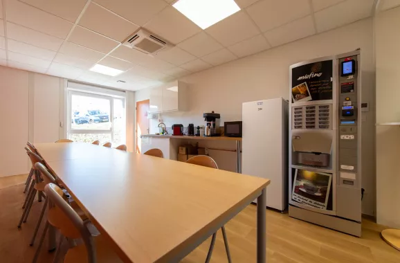 Salle de pause modulaire ALGECO® du CHU Clermont Ferrand avec distributeur automatique