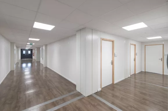 Couloir intérieur spacieux du lycée modulaire ALGECO® Pierre de Coubertin à Meaux