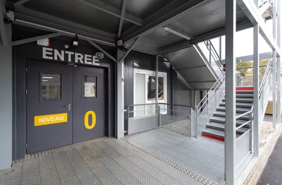 Entrée sécurisée du lycée modulaire ALGECO® Pierre de Coubertin à Meaux