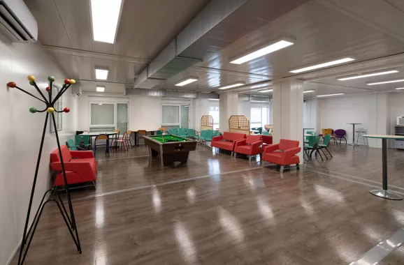 oyer des élèves avec billard dans le lycée modulaire ALGECO® Pierre de Coubertin à Meaux