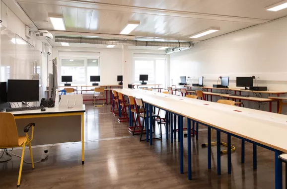 Salle de classe équipée du lycée modulaire ALGECO® Pierre de Coubertin à Meaux