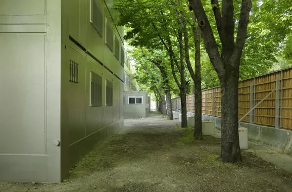 Commissariat 8eme arrondissement Paris en batiments modulaires ALGECO® installes en lisiere arboree