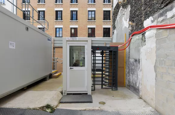 Installation de chantier modulaire ALGECO® ESCP Paris avec poste de contrôle et tourniquet securise
