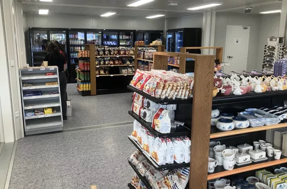 Station provisoire modulaire ALGECO® AVIA avec espace de vente et rayonnages