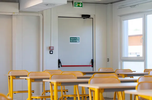 Intérieur de salle de classe modulaire ALGECO® ENILEA avec issue de secours