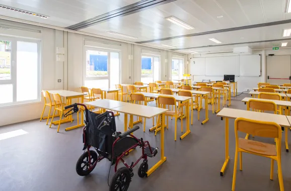 Salle de classe modulaire ALGECO® ENILEA lumineuse avec bureaux et tableau blanc