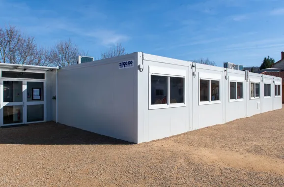 Bâtiment scolaire modulaire ALGECO® blanc dans la cour de l’école de Marsat