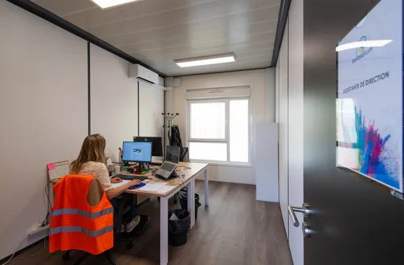 Bureau modulaire ALGECO® lumineux avec cloison colorée sur le site EUROSERUM de Port-sur-Saône