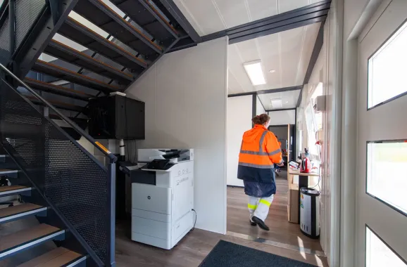 Escalier intérieur des bureaux modulaires ALGECO® à deux niveaux du site EUROSERUM
