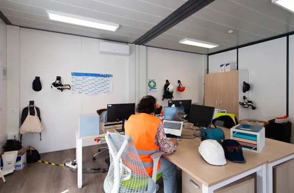 Postes de travail dans les bureaux modulaires ALGECO® d'EUROSERUM à Port-sur-Saône