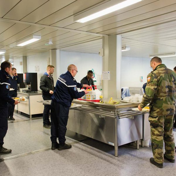 réfectoire modulaire ALGECO® avec militaires et personnel en uniforme