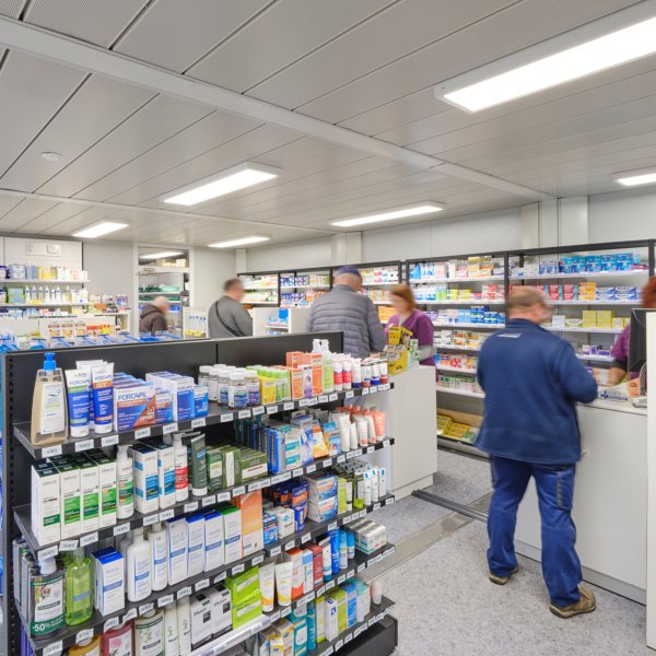  Intérieur de la Pharmacie modulaire ALGECO® de Diemeringen (Bas-Rhin) avec étagères et clients