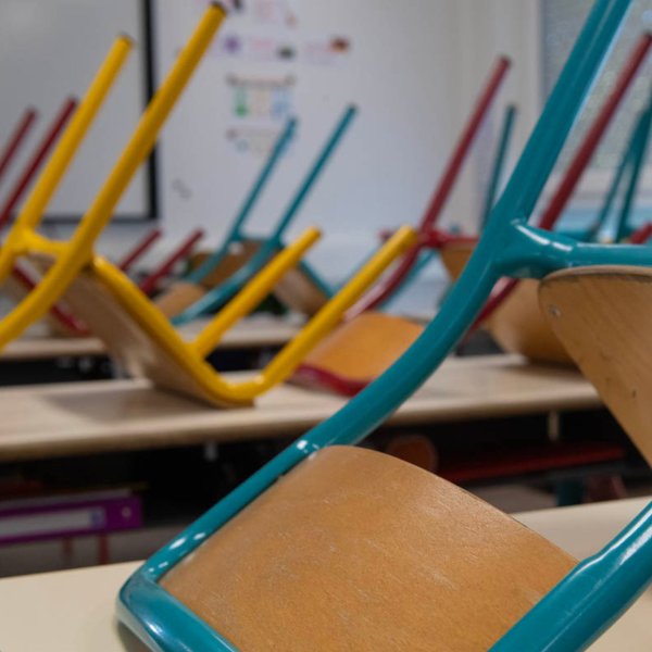 Salle de classe modulaire ALGECO® avec chaises retournées sur les bureaux