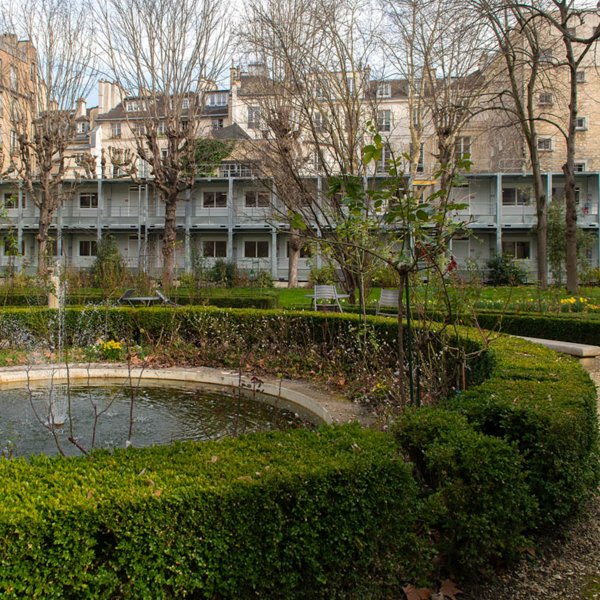 Bâtiment modulaire ALGECO® au cœur du parc de l’Institut catholique de Paris, vu depuis la fontaine centrale