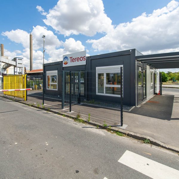 Poste de garde modulaire ALGECO® à l’entrée du site industriel Tereos dans le Pas-de-Calais