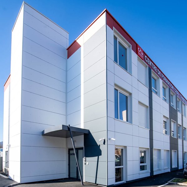 Centre de formation modulaire ALGECO® CHU Clermont Ferrand façade blanche côté entrée principale