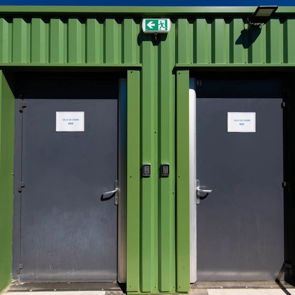 Portes d’accès des salles de classe modulaires ALGECO® ENILEA à Mamirolle