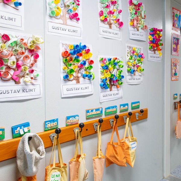 Couloir d’une salle de classe modulaire ALGECO® lumineuse de l'école élémentaire de Marsat