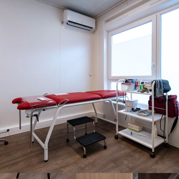 Cabinet de consultation médical modulaire ALGECO® avec banc, desserte, climatisation et fenêtre