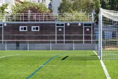 estiaires sportifs modulaires ALGECO® avec bardage bois et toiture terrasse surplombant un terrain de rugby à Meudon