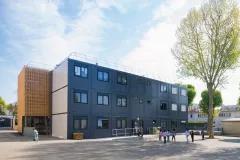 structure avec bardage en bois sur une école modulaire Algeco