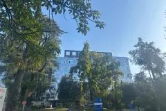 Bureaux modulaires ALGECO® sur le toit d’un Immeuble moderne entouré de verdure sous un ciel dégagé