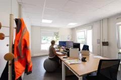 Bureau aménagé dans un local industriel modulaire ALGECO®