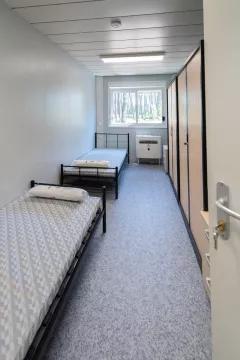 Chambre double dans un hébergement modulaire ALGECO® avec des rangements