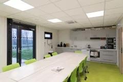 Espace cuisine et salle à manger moderne dans un hébergement modulaire ALGECO®
