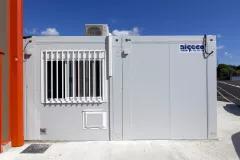 Façade extérieure d’un bureau modulaire d’occasion ALGECO® avec fenêtre sécurisée et climatisation.