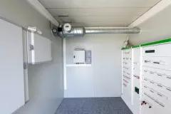 Local technique d’un bureau modulaire d’occasion ALGECO® avec tableau électrique et système de ventilation