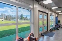 Centre d’entraînement sportif modulaire ALGECO® avec vue sur terrain de football à Pau