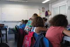 Salle de classe modulaire ALGECO® en activité avec enfants et enseignante