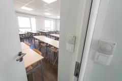 Salle de classe modulaire ALGECO® vue depuis l’entrée avec tables et chaises alignées